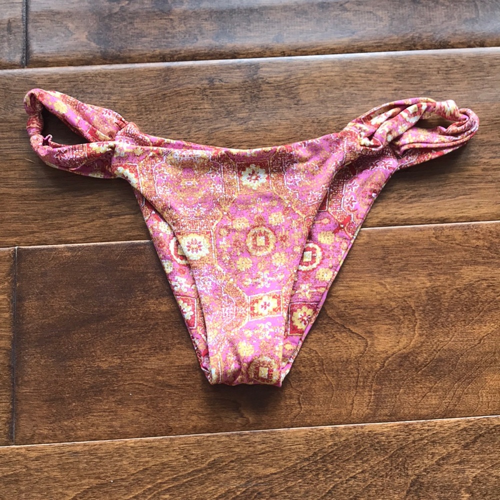 frankie’s bikini bottoms👙